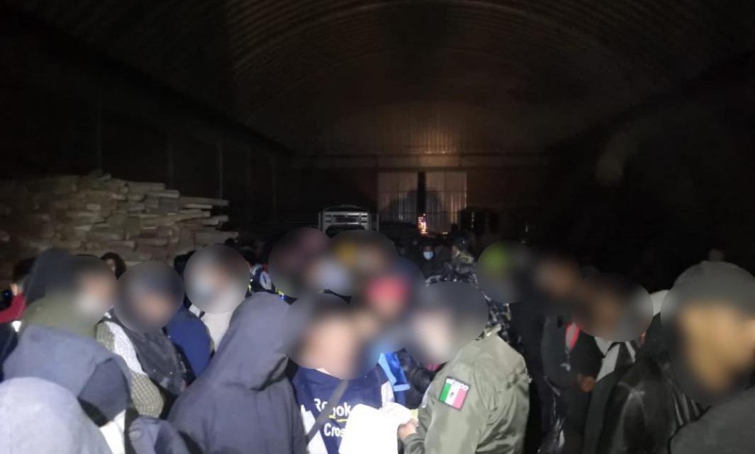 Hallan en bodega a 225 migrantes en Edomex