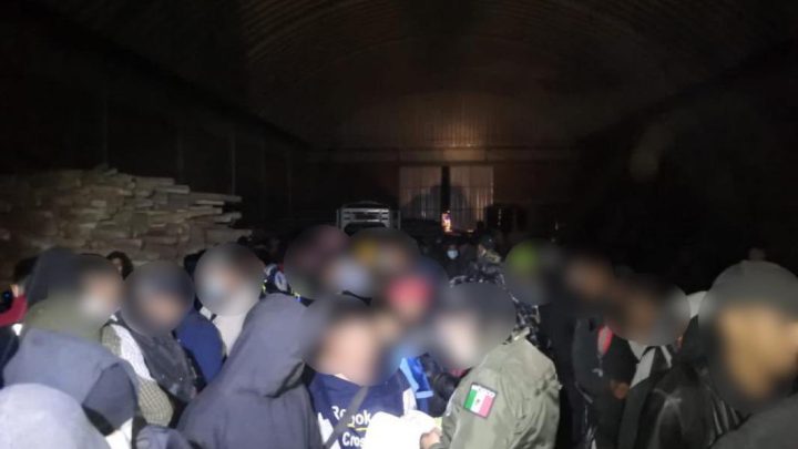 Hallan en bodega a 225 migrantes en Edomex