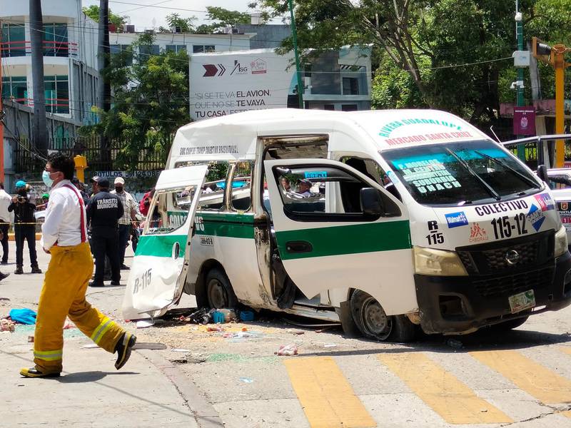 Chiapas: Volcadura de camioneta de transporte público deja dos muertos y 10 heridos