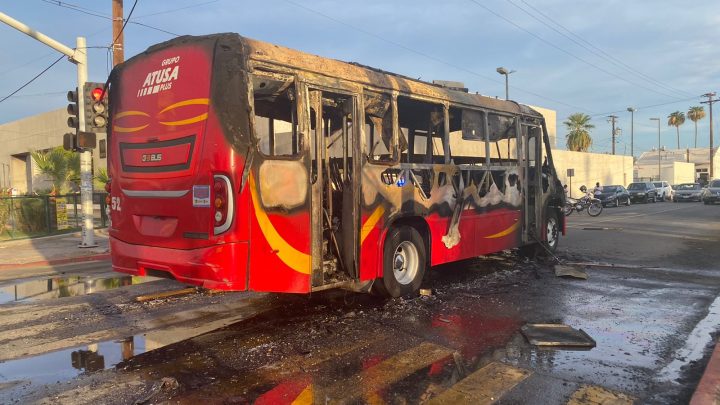 ¡Otra vez! Reportan quema de camión de pasajeros en Mexicali