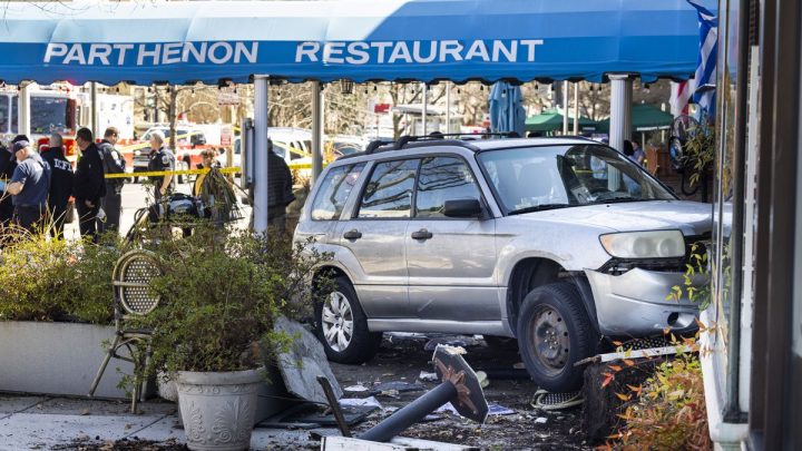 Carro choca contra restaurante y deja dos personas muertas en EU