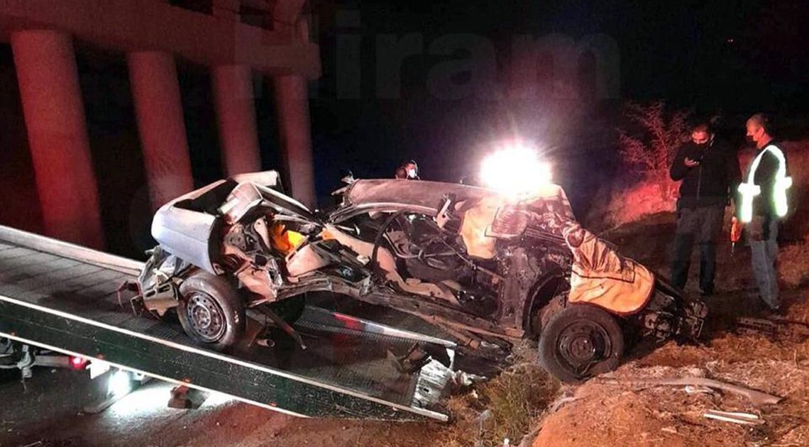 Mueren prensados 5 jóvenes tras choque en Nogales