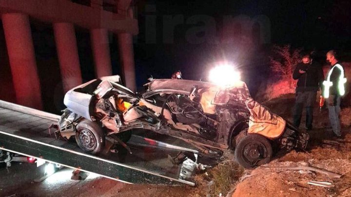 Mueren prensados 5 jóvenes tras choque en Nogales