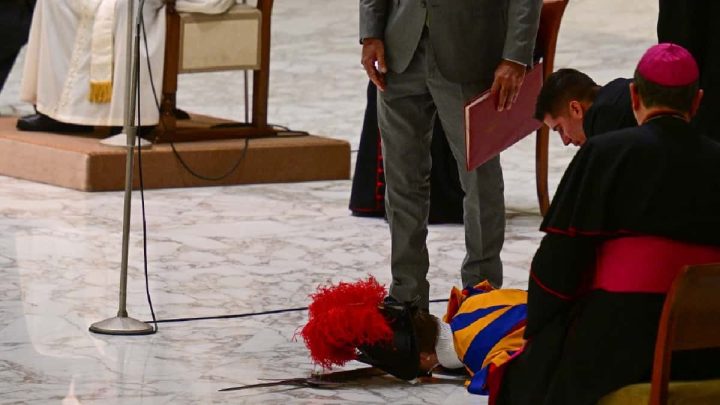 Guardia se desmaya en medio de un evento del Papa Francisco