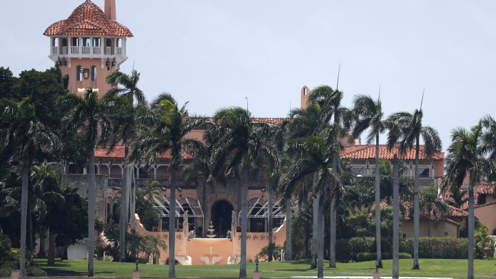 Trump presenta una demanda por el registro del FBI en su residencia en Mar-a-Lago