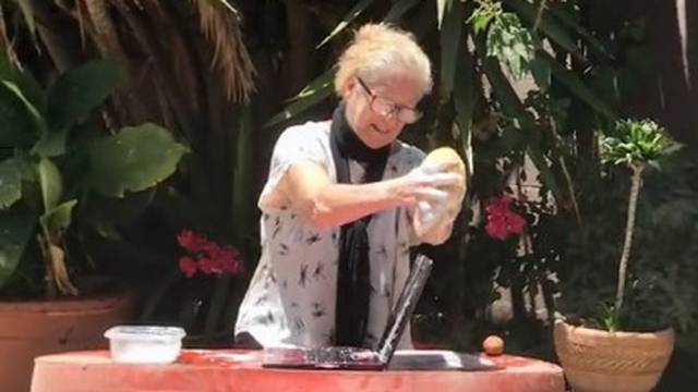Abuelita lava computadora de su nieto para “quitarle los virus”