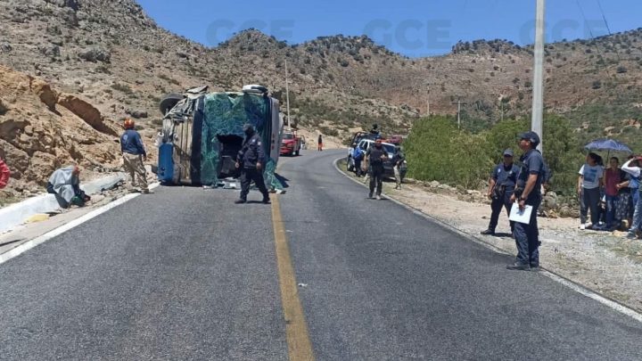 San Luis Potosí: Volcadura de autobús deja 15 pasajeros heridos