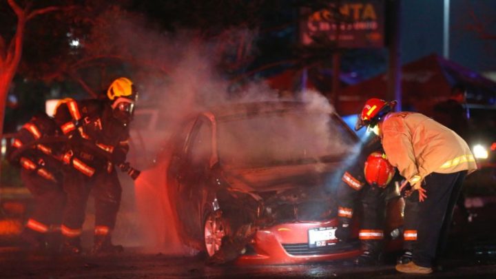 Se reporta incendio en corralón de vehículos en Nuevo León