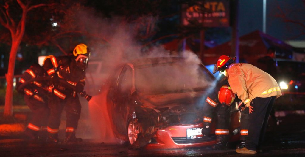 Se reporta incendio en corralón de vehículos en Nuevo León