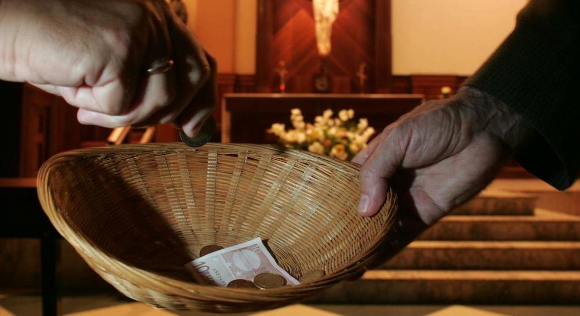 Niño se queda las limosnas en misa y se hace viral