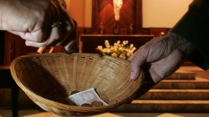 Niño se queda las limosnas en misa y se hace viral