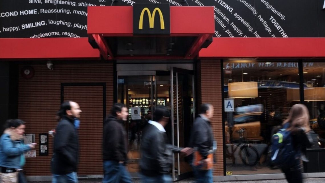 McDonald’s: Dispara a empleado del restaurante por servirle papas frías a su mamá