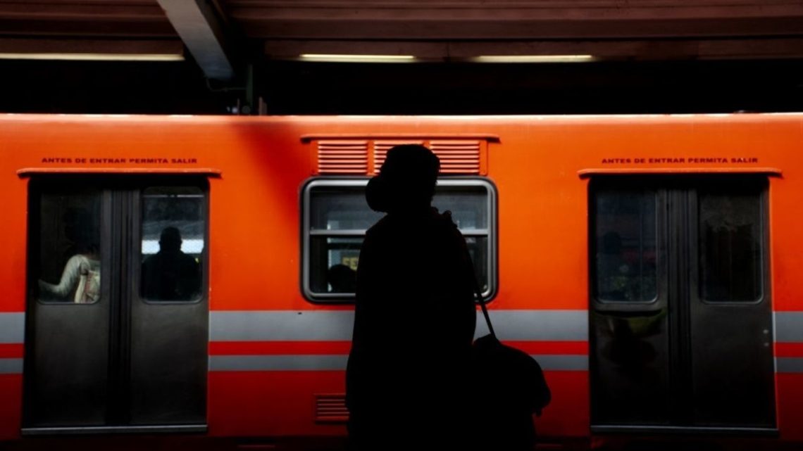 Joven se sube al metro infectado de la viruela del mono y médico lo enfrenta