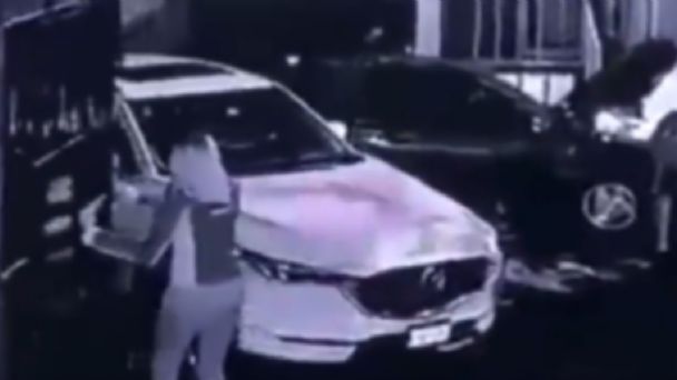 Naucalpan: Sin soltar a su hija, madre frustra robo de su camioneta