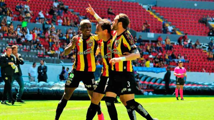 ¡De voltereta! Leones Negros derrota a Mineros