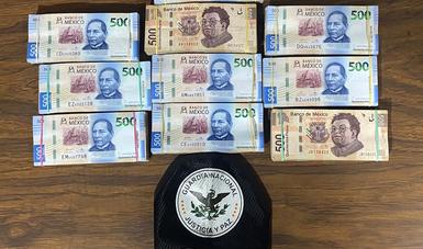 Le marcan el alto por no traer cinturón y le hallan medio millón de pesos en la cajuela