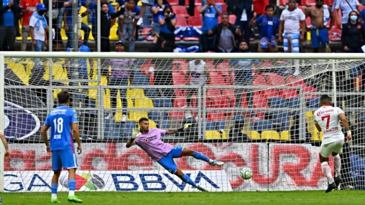 Toluca vence a Cruz Azul con mucha polémica