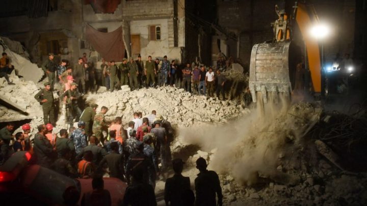 Derrumbe de edificio en Alepo, Siria, deja al menos 10 muertos