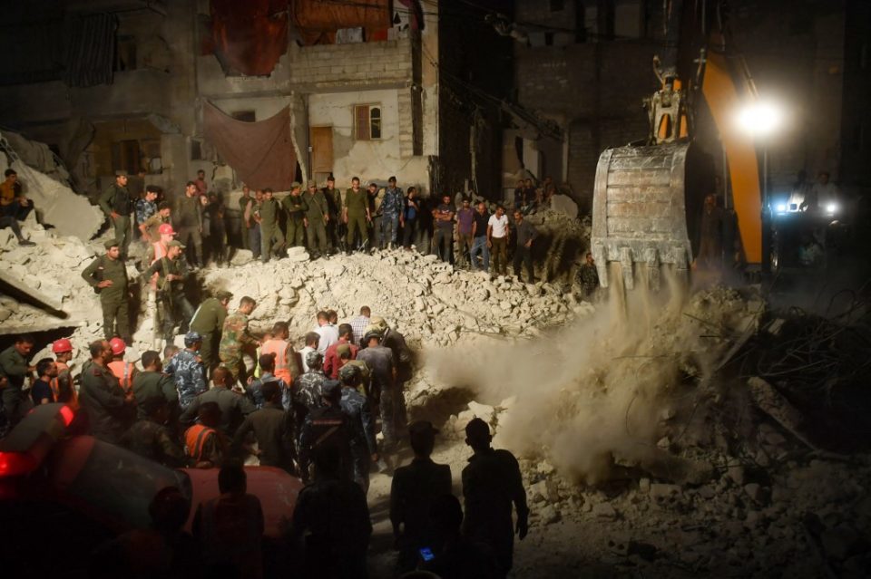 Derrumbe de edificio en Alepo, Siria, deja al menos 10 muertos