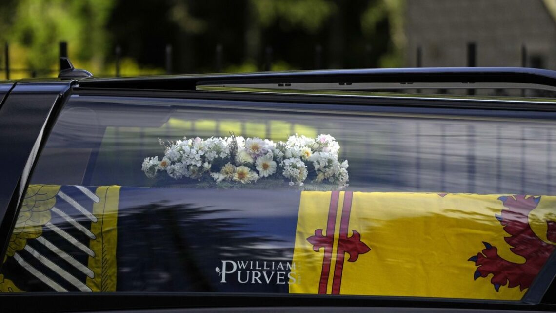 Cortejo con restos de Isabel II sale del palacio de Edimburgo