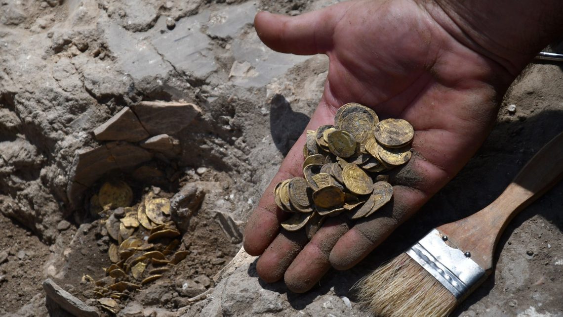Reino Unido: Remodelaban su cocina y hallan… ¡Monedas de oro!