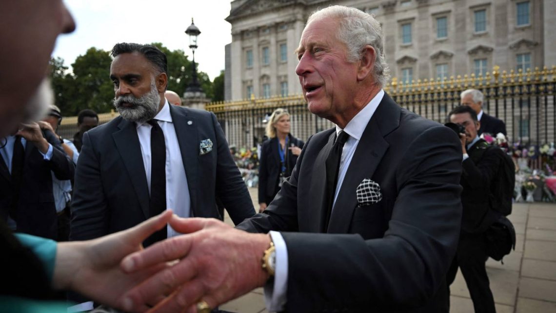 Miles reciben al rey Carlos III en el Palacio de Buckingham