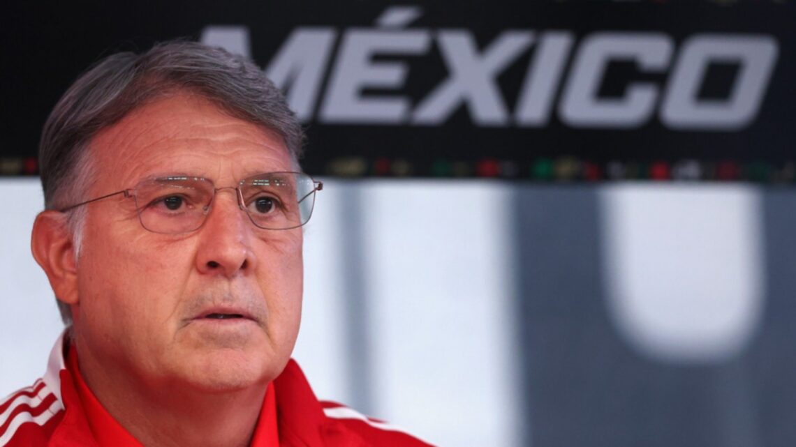 Afición mexicana explota contra el Tata Martino; le arrojan vaso (VIDEO)