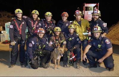 Bomberos rescatan a perro ciego de un hoyo en California