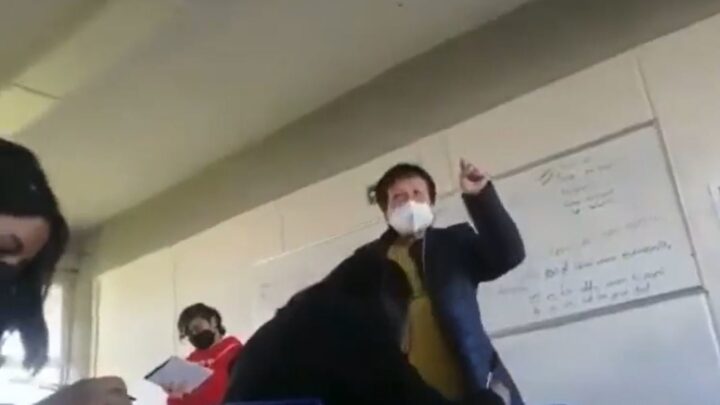 Una maestra… de groserías; exhiben a docente insultando a alumnos (VIDEO)