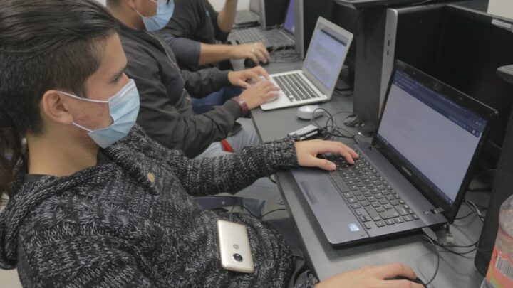 Alumnos de Software y Robótica Computacional de la UPSRJ se certifican en MENDIX