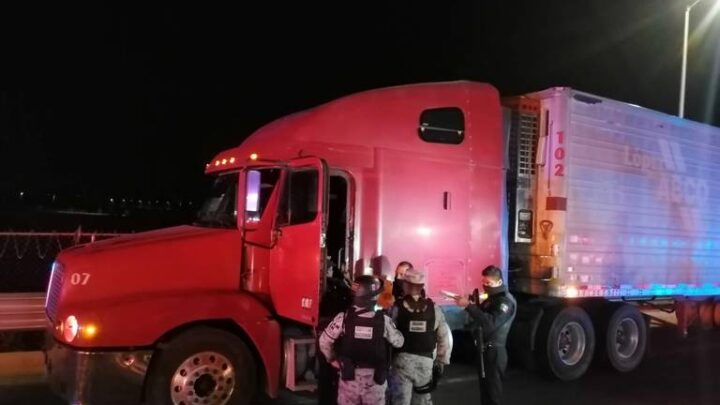 Autoridades rescatan a 14 migrantes transportados en tráiler en Tabasco