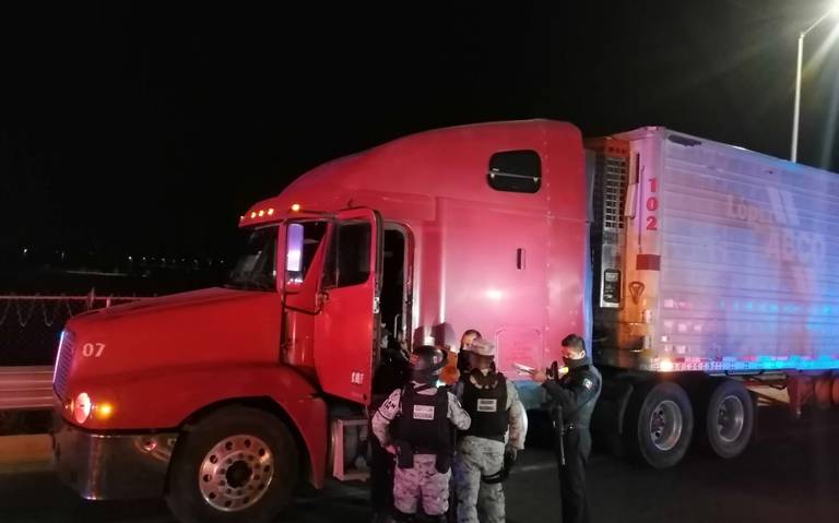 Autoridades rescatan a 14 migrantes transportados en tráiler en Tabasco
