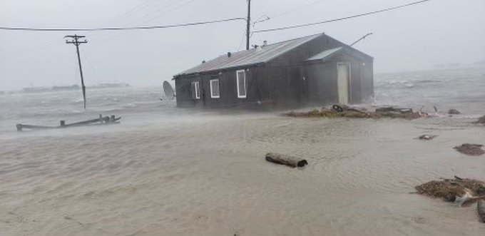 Potente tormenta inunda la costa occidental de Alaska