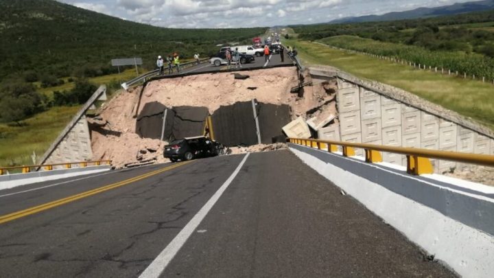 Nuevo León lluvias: Colapsa puente e incomunica a dos comunidades