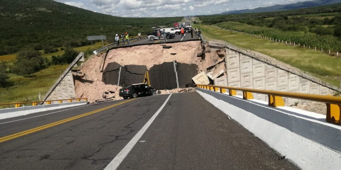 Nuevo León lluvias: Colapsa puente e incomunica a dos comunidades