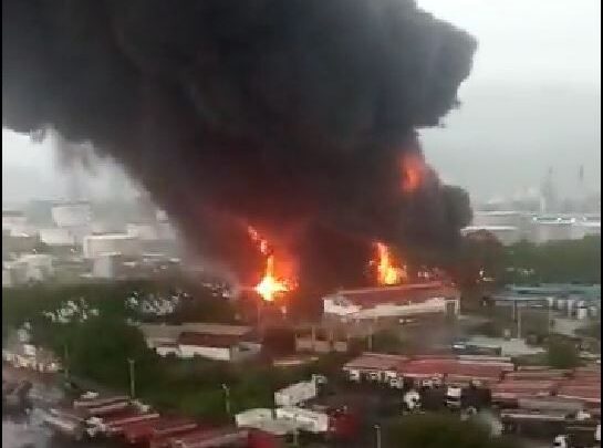 Rayo provoca un incendio en una refinería en el este de Venezuela