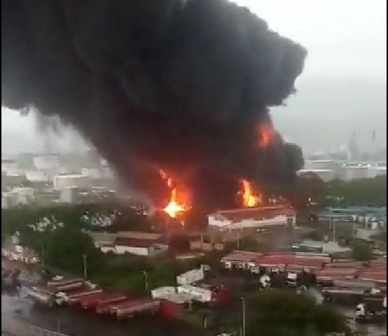 Rayo provoca un incendio en una refinería en el este de Venezuela