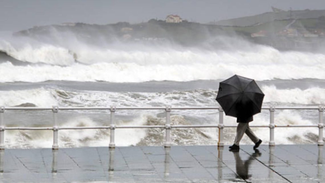 Kay: Huracán avanza hacia la península de Baja California, aún como categoría 2