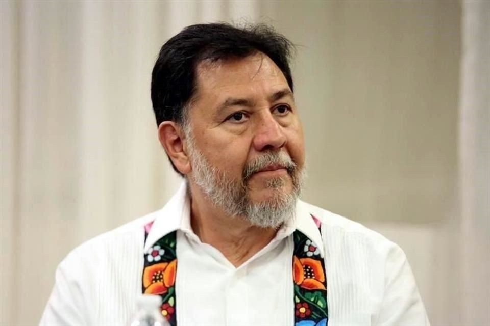Noroña confunde ataúd de la Reina Isabel II con el de José José y se burlan en redes