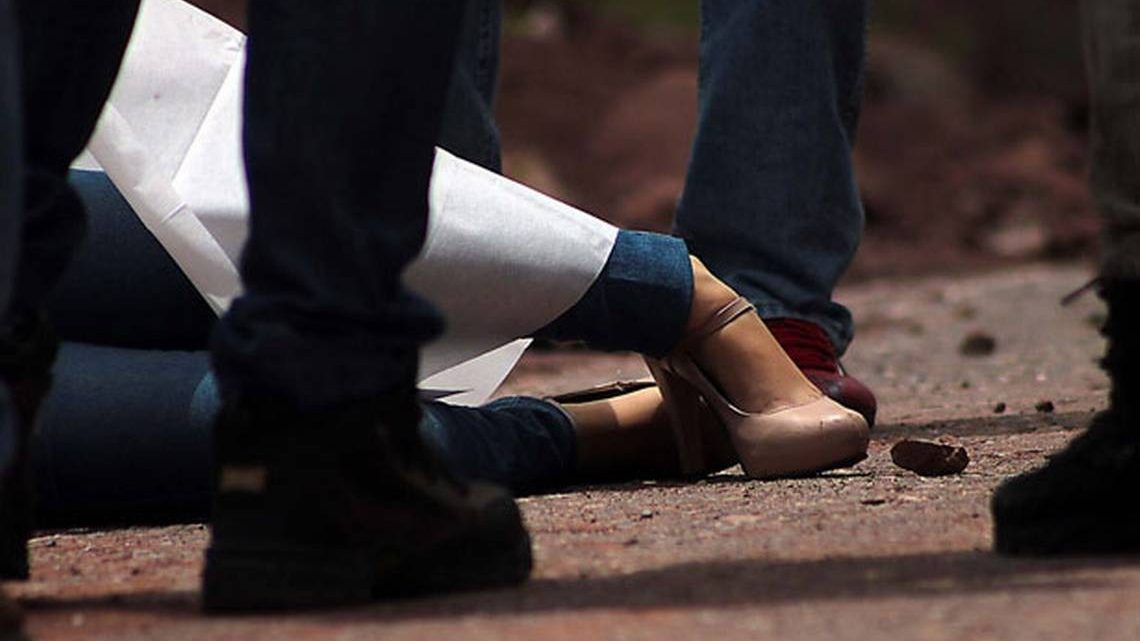 Hombre propone matrimonio a su novia; la mata por rechazarlo