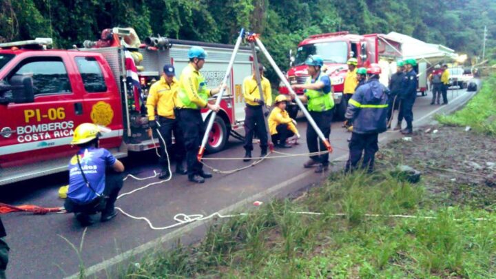 Autobús cae a precipicio y deja al menos 9 muertos en Costa Rica