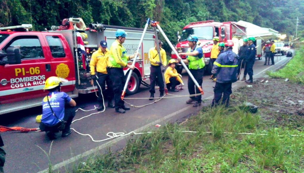 Autobús cae a precipicio y deja al menos 9 muertos en Costa Rica