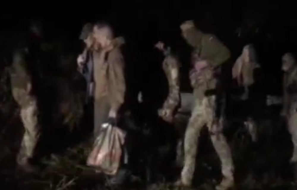 Rusia vs Ucrania: Kiev libera a 215 prisioneros de guerra en intercambio con Moscú
