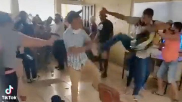 ¡Hasta con sillas! Padres de Familia protagonizan pelea campal en el primer día de clases