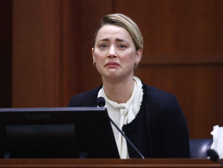 Amber Heard pide prestado y sus amigos le dan la espalda