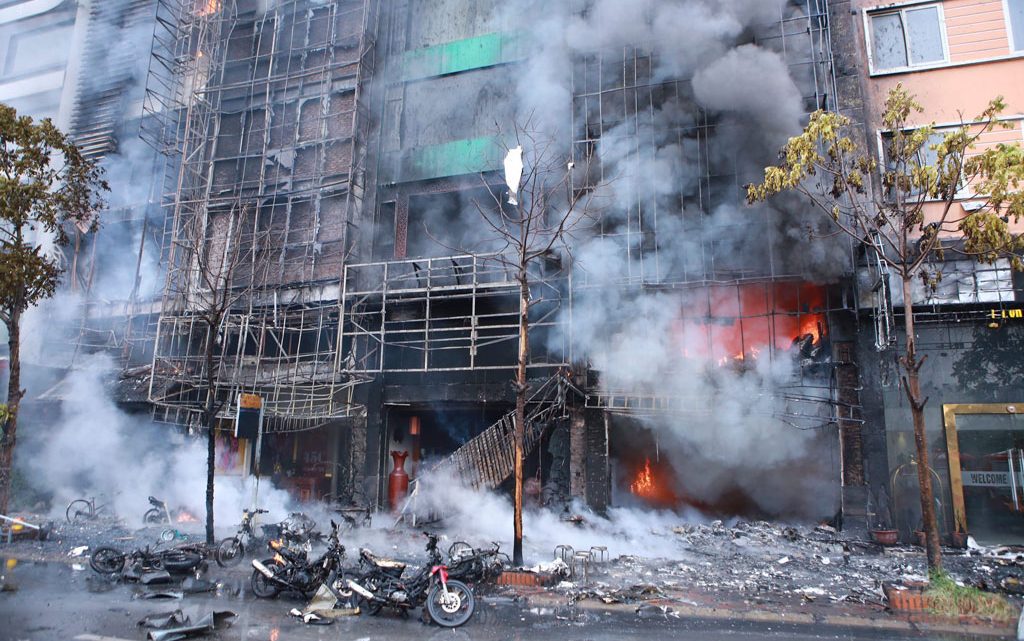 Vietnam: Incendio arrasa un karaoke en el sur del país y deja al menos 32 muertos