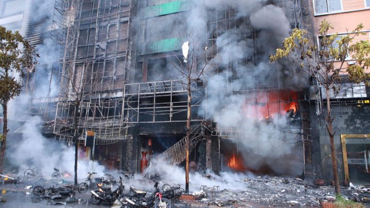 Vietnam: Incendio arrasa un karaoke en el sur del país y deja al menos 32 muertos