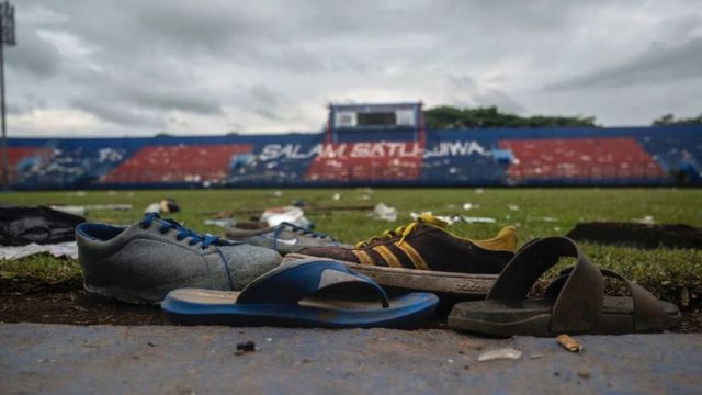 “Murieron en los brazos de los jugadores”: el relato de los testigos de la estampida que dejó 125 muertos en un estadio de Indonesia