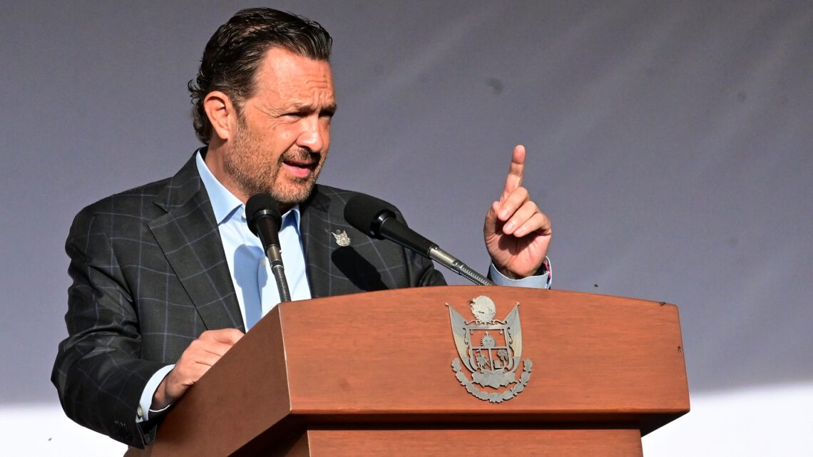 Preside Gobernador desfile del 530 aniversario del descubrimiento de América
