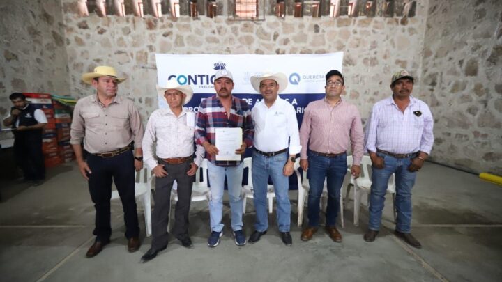 Entrega SEDEA apoyos a productores de La Valla en San Juan del Río